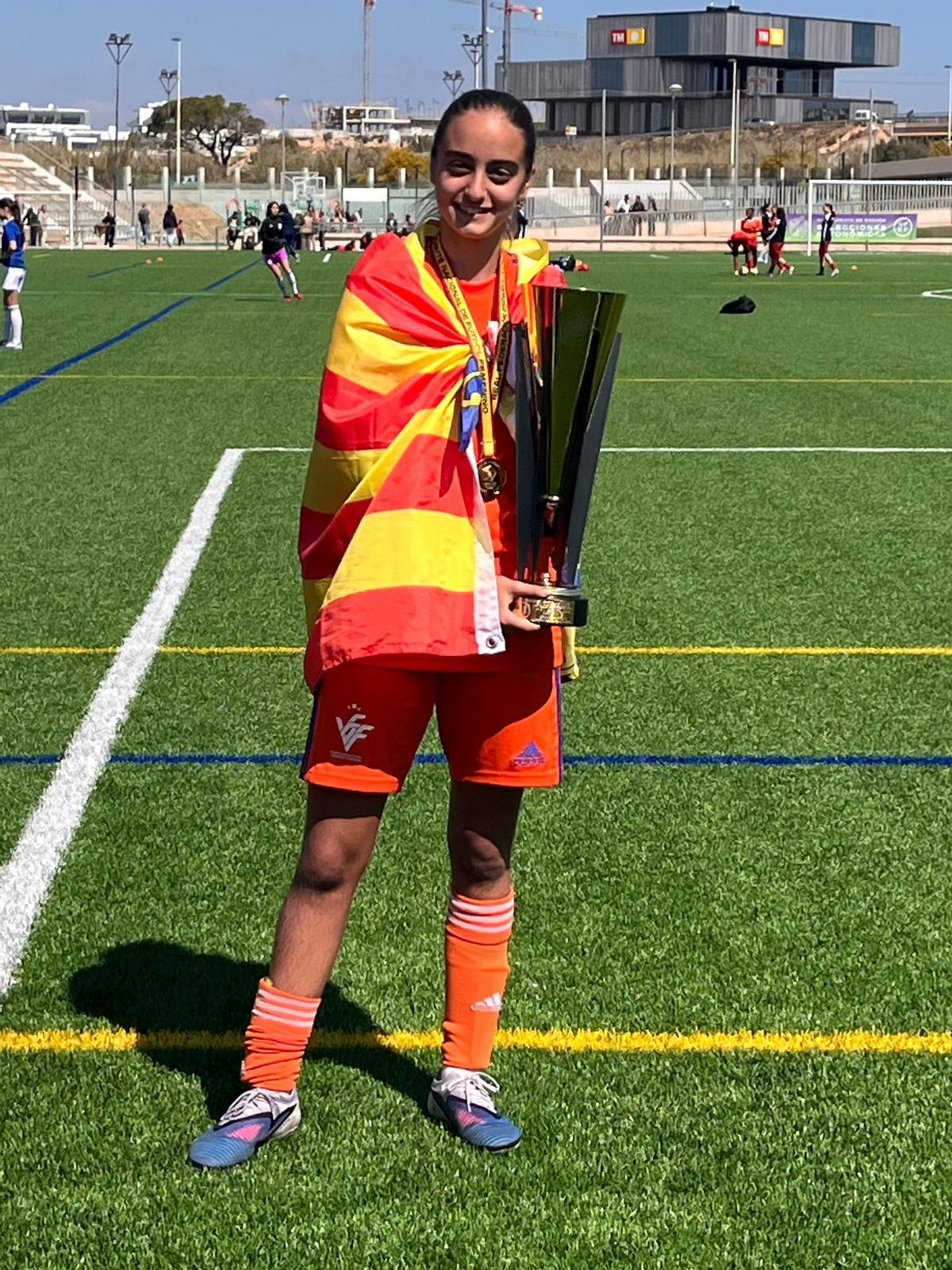 La campellera Ivana Guerrero junto al trofeo.