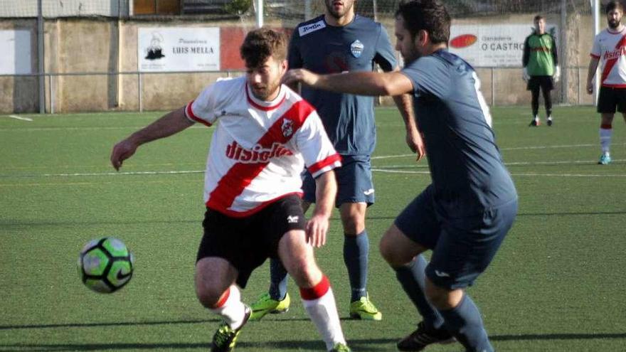 Iño colgará las botas para pasar a ejercer como entrenador del Silleda. // Bernabé