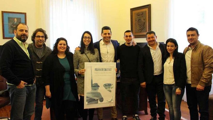 El alcalde y miembros del gobierno tripartito con los premiados del concurso de la Festa da Troita.  // Fdv