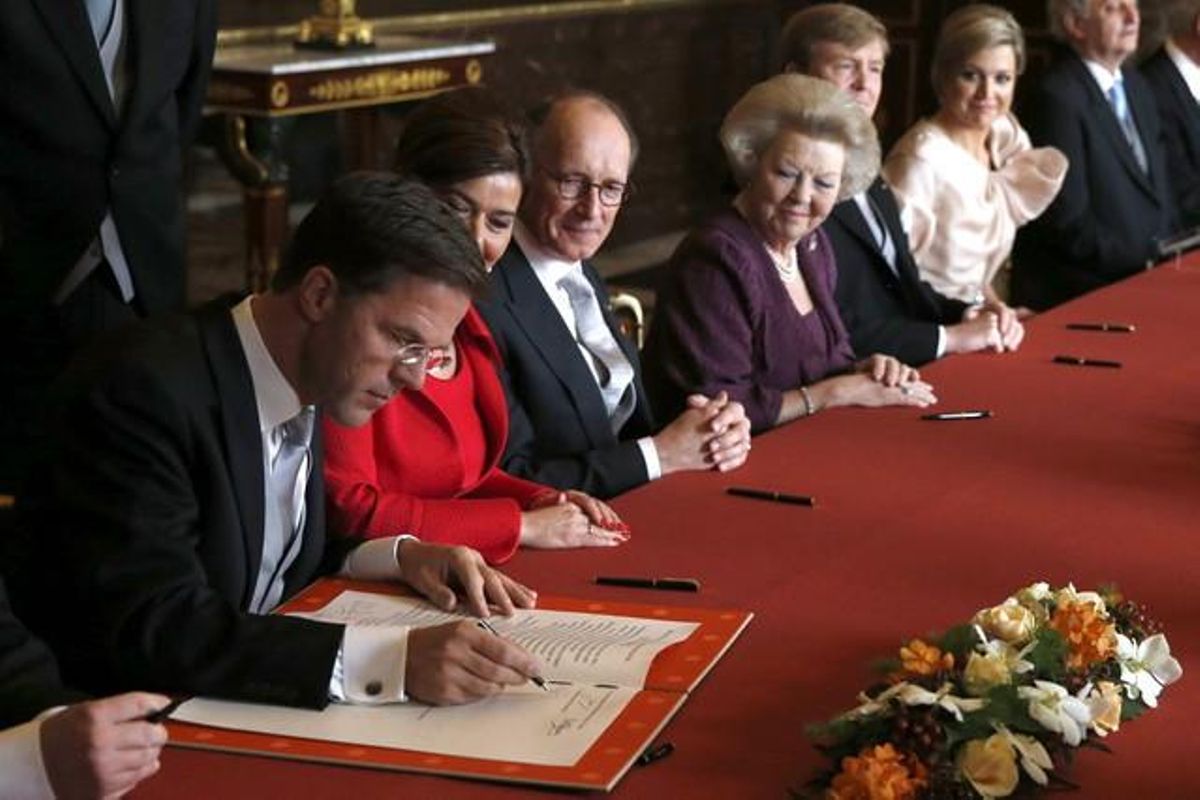 El primer ministre holandès, Mark Rutte, firma l’acta d’abdicació.