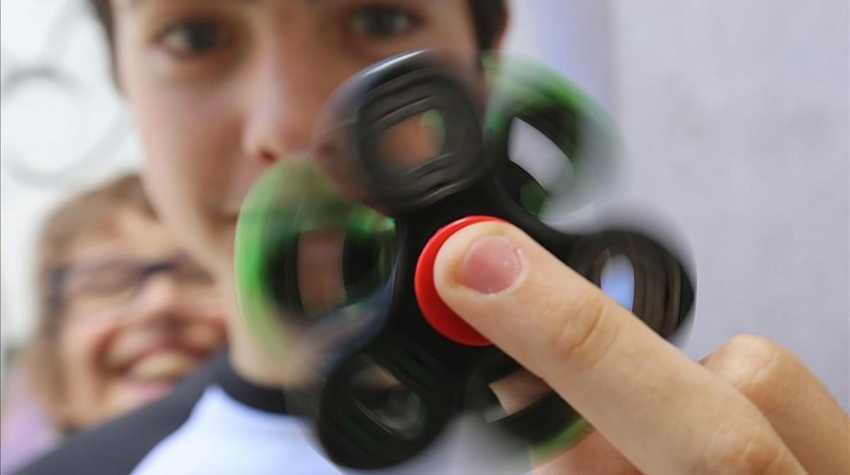 Un adolescente juega con su Fidget Spinner, la semana pasada en Barcelona.