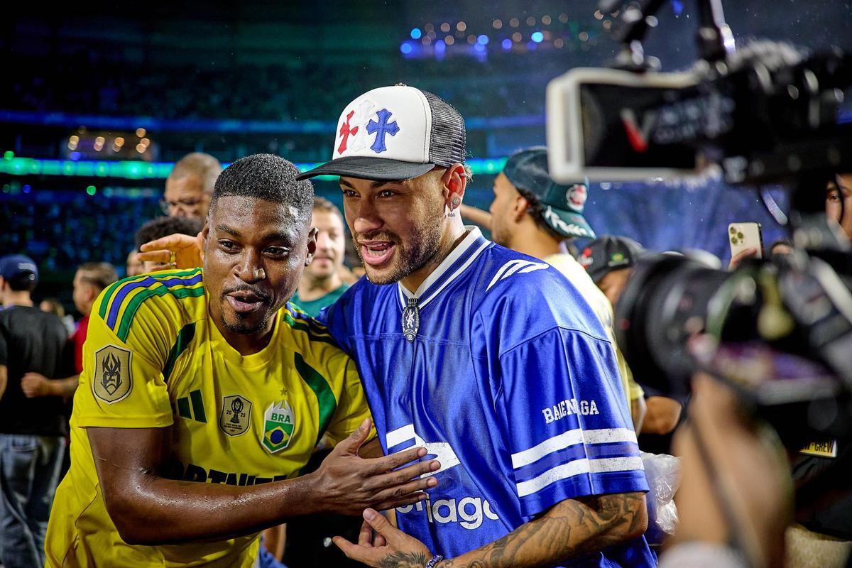 Neymar durante el torneo de la Kings League celebrado en Brasil, junto al jugador del equipo que gestiona, Well Andrade