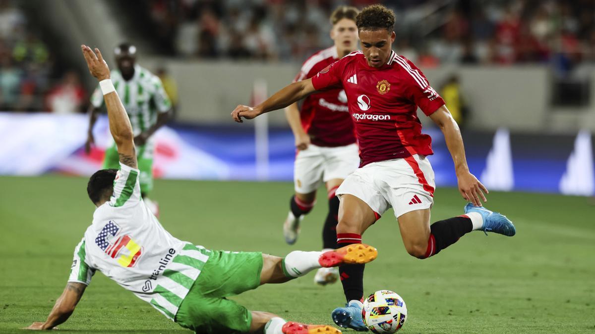 Sam Murray, del Manchester United, a la derecha, en acción contra Marc Bartra, del Real Betis, durante la segunda parte de un partido de fútbol el miércoles 31 de julio de 2024, en San Diego. (AP Photo/Derrick Tuskan).