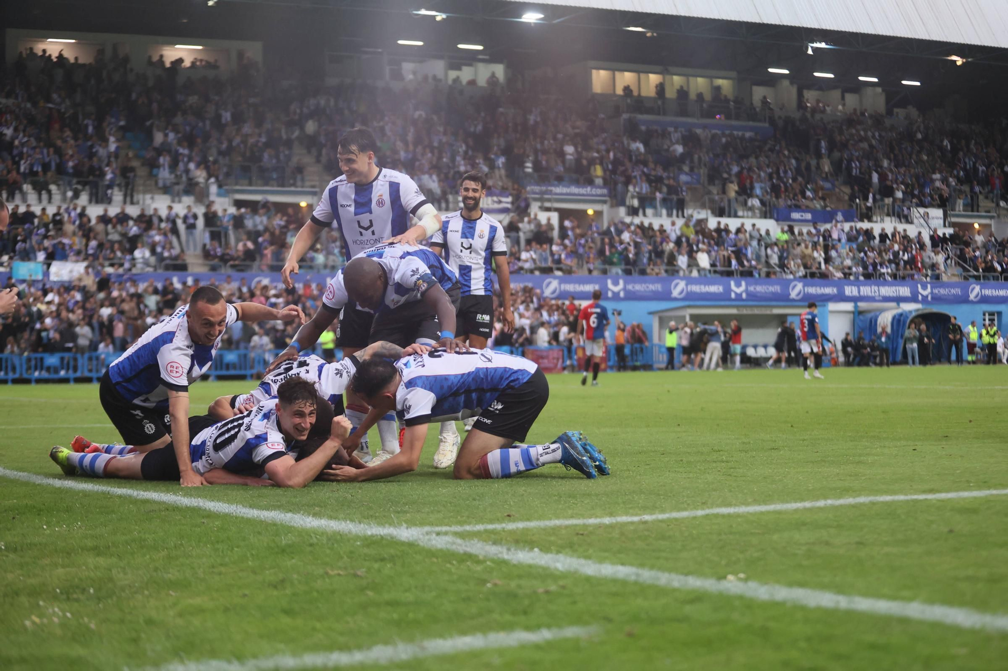 EN IMÁGENES: La final por el ascenso entre Avilés y Rayo Majadahonda vivida en el Suárez Puerta