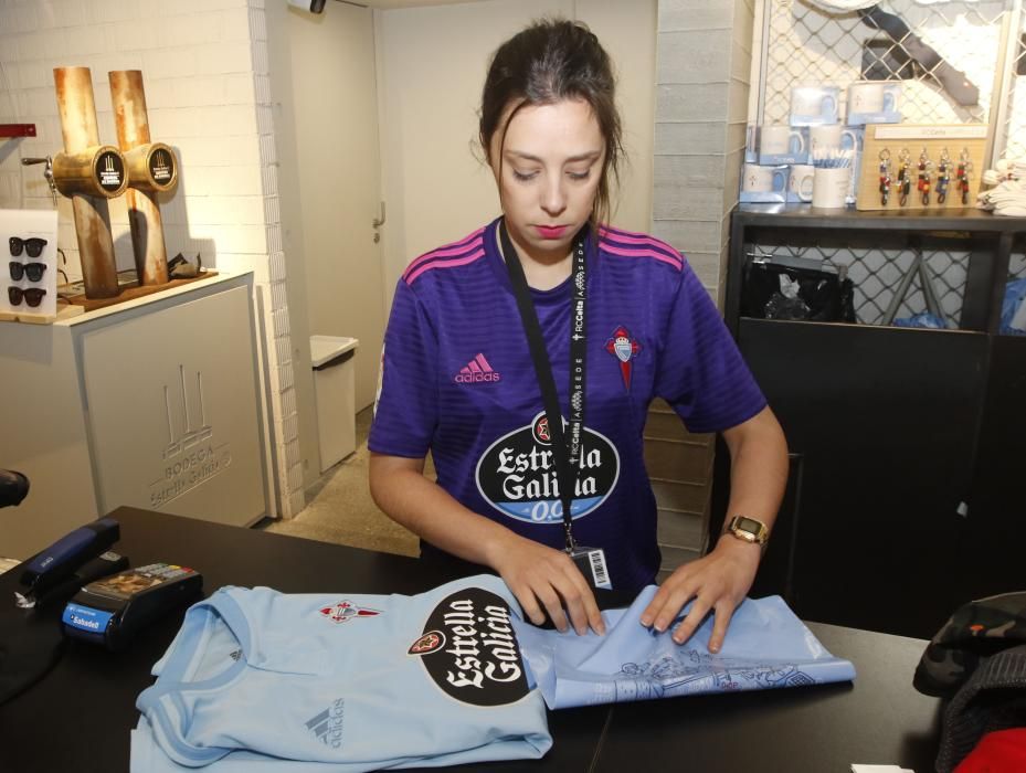 El Celta regala en mercados y transportes la nueva equipación.