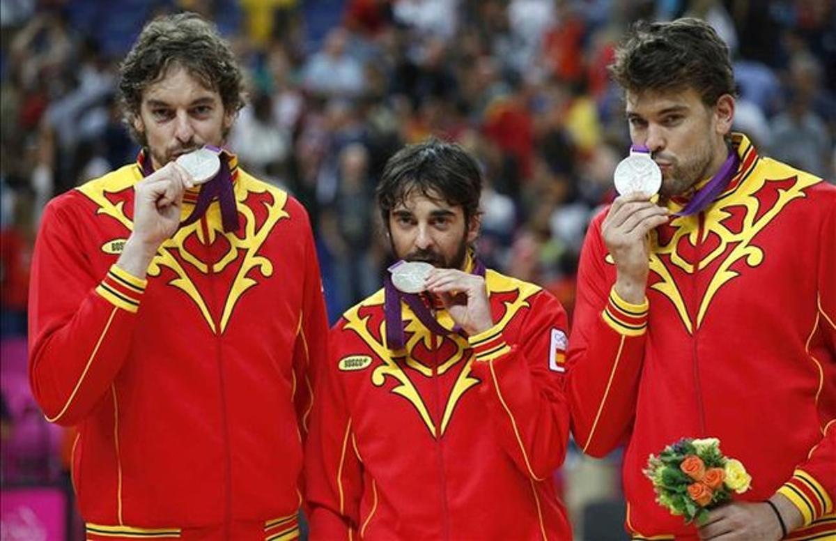 Pau Gasol, Juan Carlos Navarro i Marc Gasol besen la medalla de plata aconseguida en la final de bàsquet de Londres 2012, davant EUA.