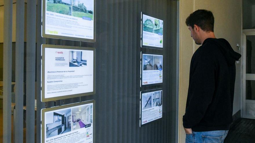 Un viandante consulta ofertas en una inmobiliaria coruñesa.   | // ARCAY/ROLLER AGENCIA