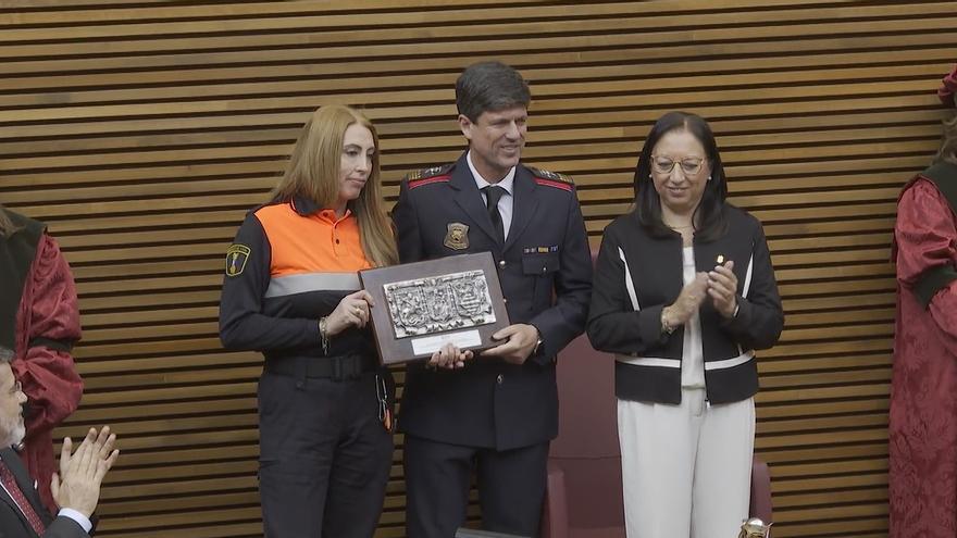 Efectivos incendio Campanar recuerdan a las víctimas al recibir la alta distinción de les Corts