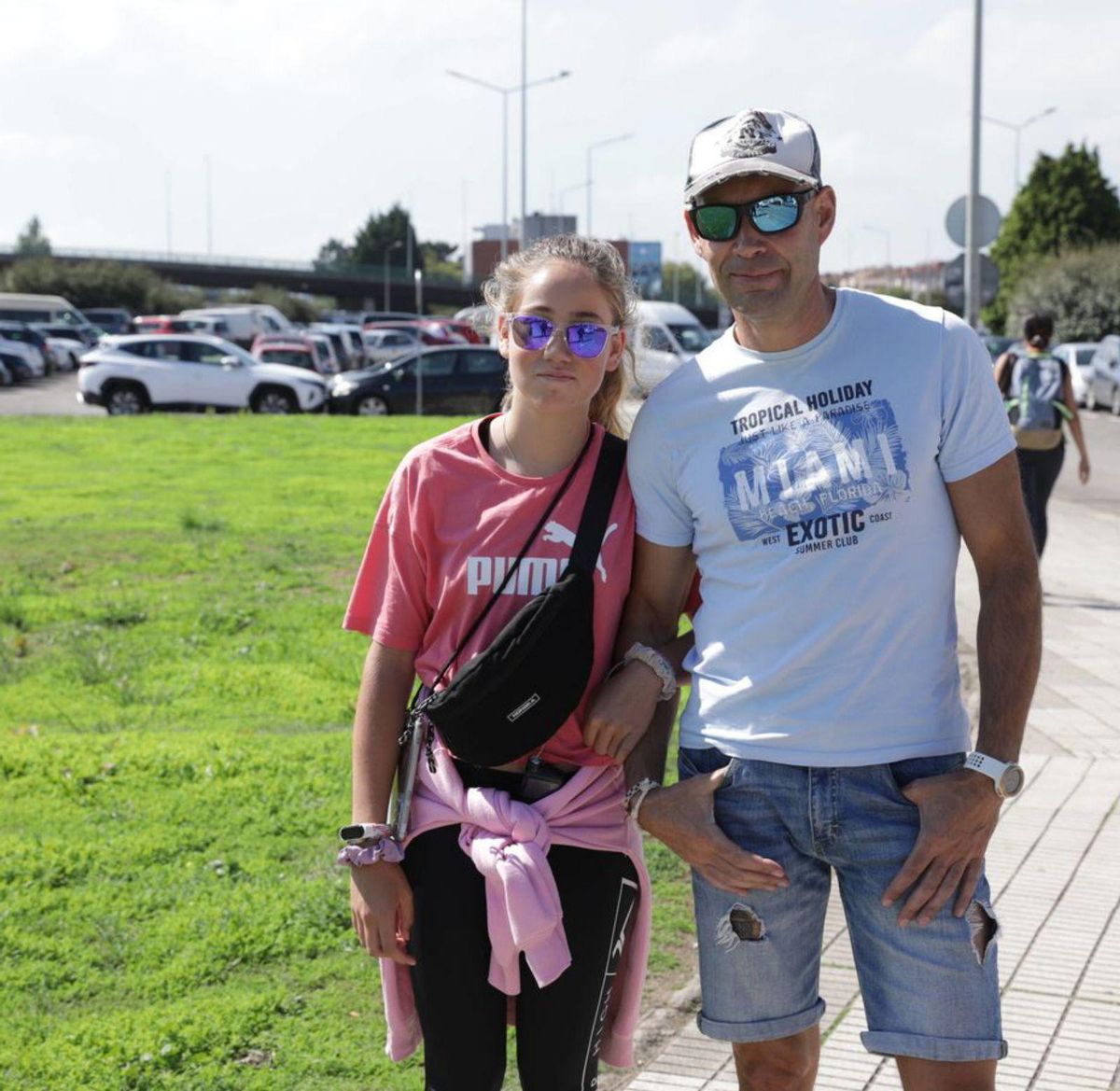 José González y su hija Elda, ayer por la mañana, tras aparcar en la avenida de José Manuel Palacio Álvarez. | Juan Plaza