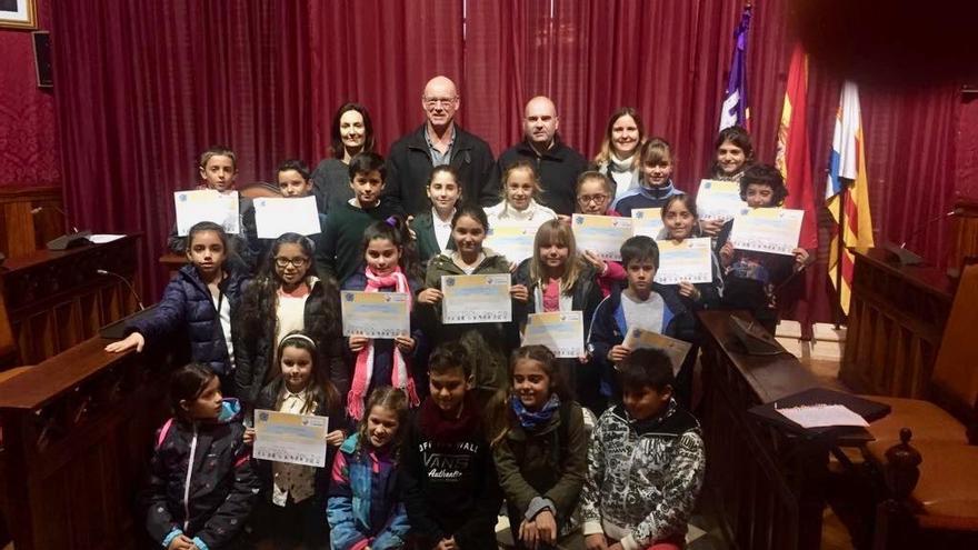 Autoridades &#039;llucmajoreres&#039; con alumnos del Consell d&#039;Infants.