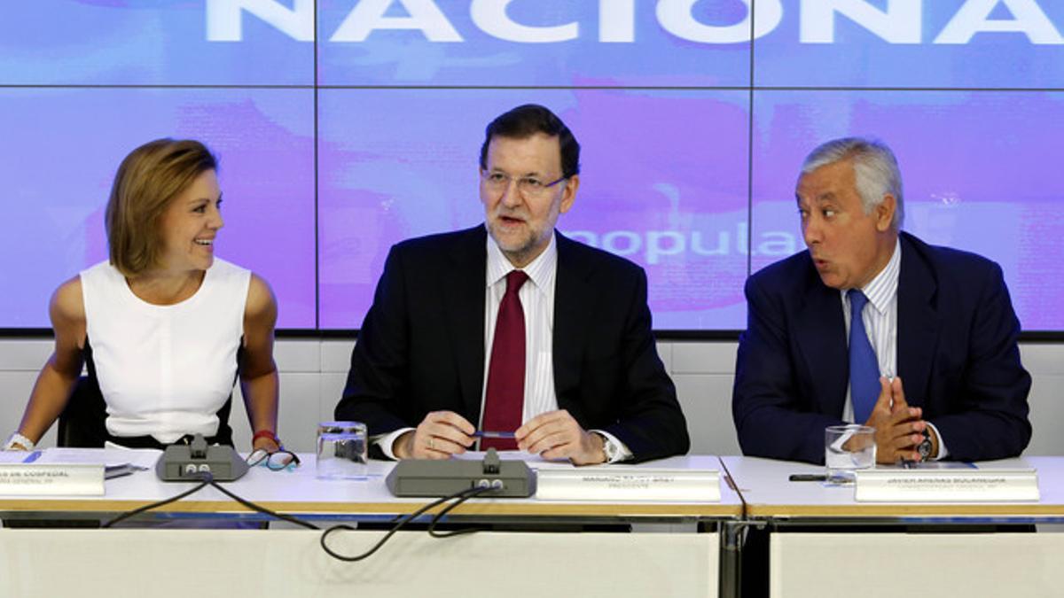 Mariano Rajoy, entre Dolores de Cospedal y Javier Arenas, en el comité ejecutivo del PP, este lunes.