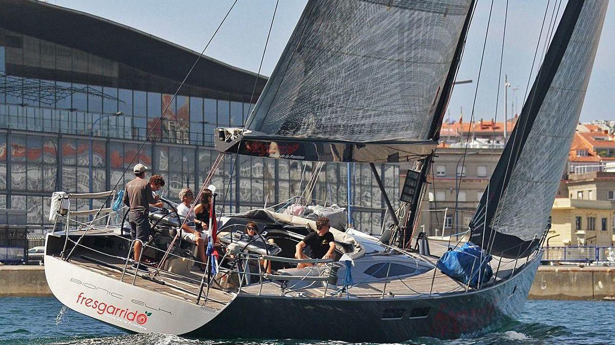 El &#039;Bionic Elk&#039; y el &#039;Bosch&#039; y el &#039;Bodegas&#039;, en la salida desde el puerto de A Coruña.