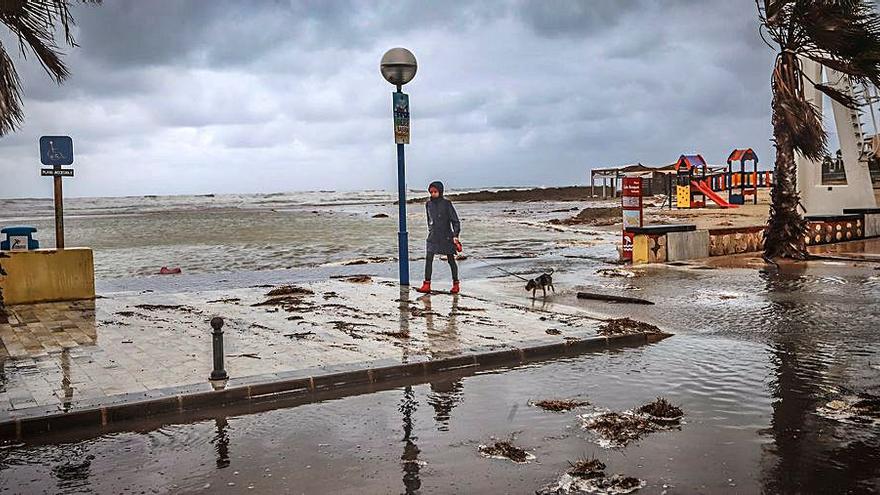 Estado en el que queda la playa de La Zenia con lluvias moderadas.