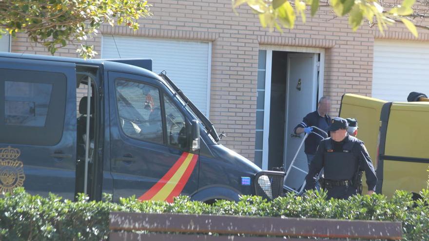 Agentes de la Policía Nacional en uno de los registros de Natzaret.