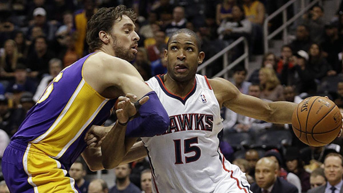 Pau Gasol trata de detener el avance de Al Horford