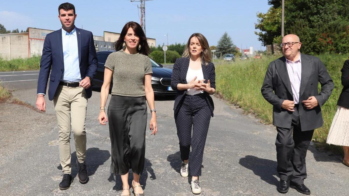 El regidor Gonzalo Louzao, izquierda, junto a la conselleira Martínez Allegue visitando el entorno por donde discurrirá la nueva senda a Toedo