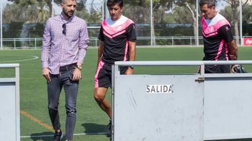 Portillo y Siviero charlan, ayer, en las instalaciones del Club Atlético Montemar ante la presencia del segundo entrenador Tremonti.