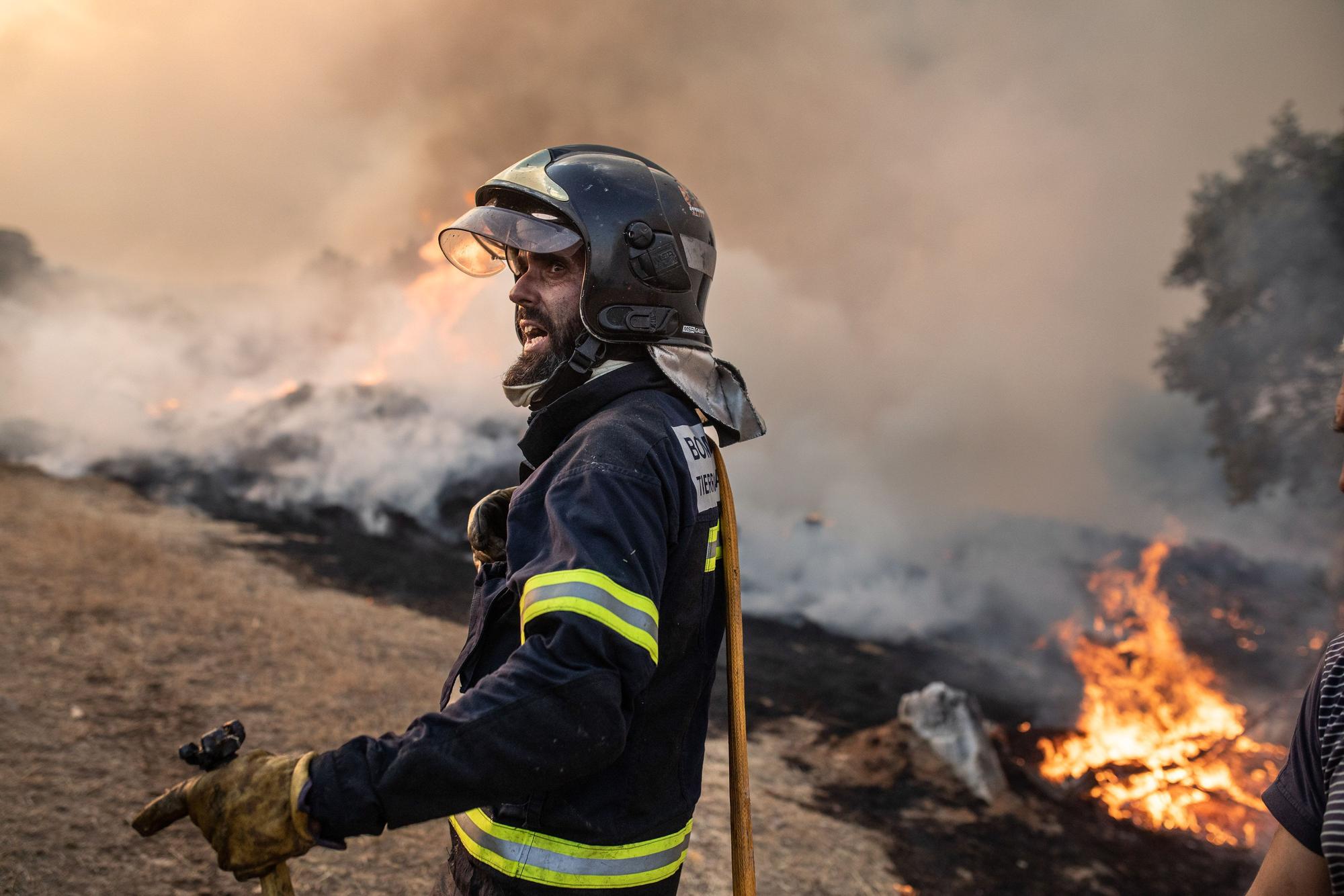 Un bombero trabaja en el incendio de Losacio, a 17 de julio de 2022, en Losacio, Zamora, Castilla y León (España).