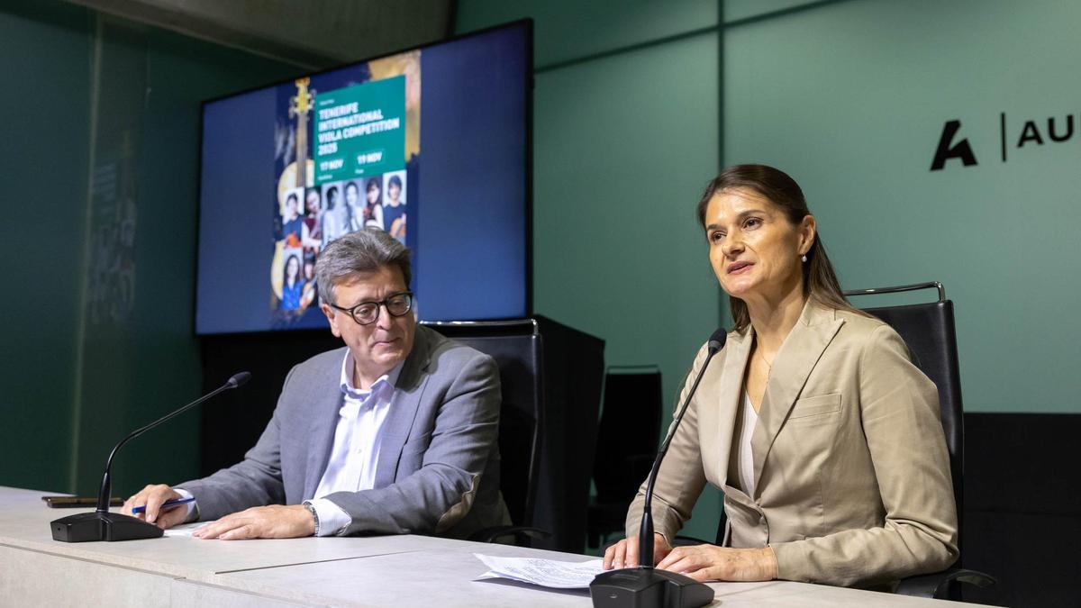 José Carlos cha y Macarena Pesutic, directora del concurso.