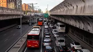 Tráfico intenso a la entrada de Barcelona por la Gran Via, cerca de Glòries