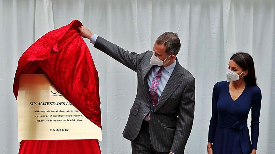 Los Reyes descubren una placa durante la ceremonia.  | // EFE