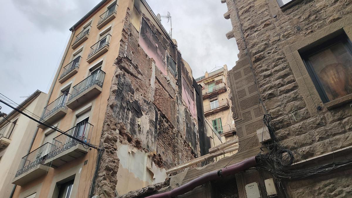 Ara quedarà saber quin és el futur del número 25 del carrer de Santa Llúcia, depenent de com quedés afectat pel foc
