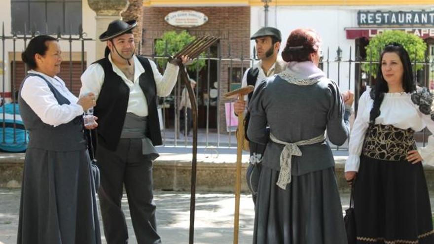 Rondeños y visitantes participaron en los actos del programa ataviados con el vestuario de la época. En la Alameda del Tajo pudieron verse representadas las clases sociales del siglo XIX.