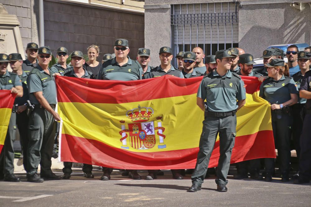 La Guardia Civil, agentes de la Policía Nacional y Local de Torrevieja protagonizaron una concentración de apoyo a la labor de las Fuerzas de Seguridad del Estado en Cataluña