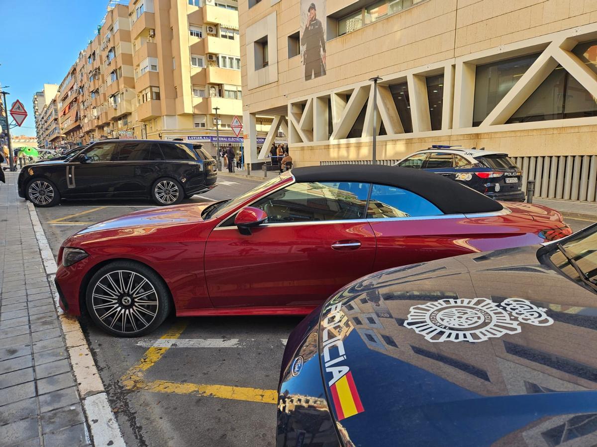 Dos de los coches de alta gama intervenidos por la Policía.