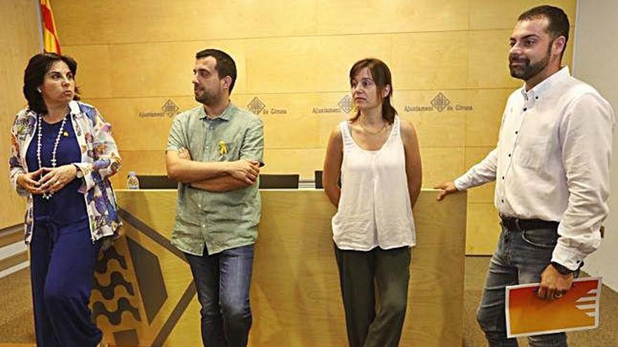 Els quatre regidors d&#039;ERC de Girona conversant abans de la roda de premsa.