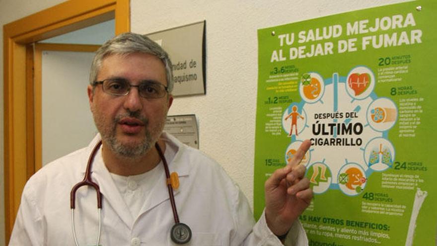 El doctor García Rueda, en su consulta.