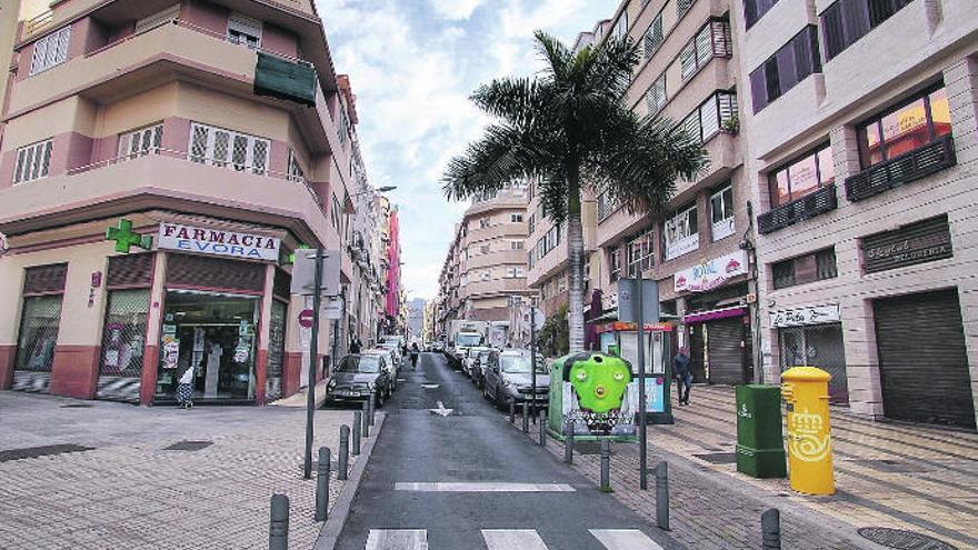 La normalmente populosa calle de La Rosa, en la capital tinerfeña, ha quedado desierta durante el estado de alarma.