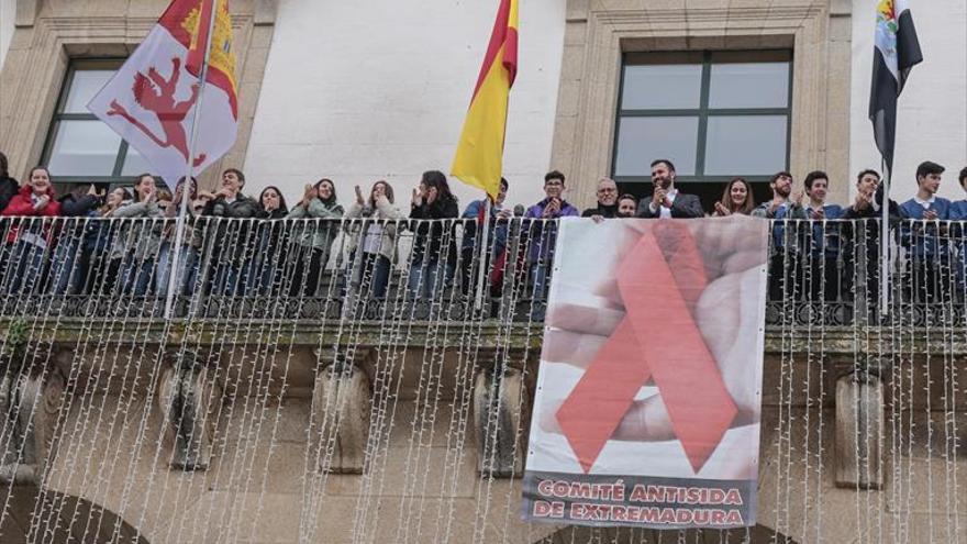 Un lazo rojo conmemora la lucha contra el sida