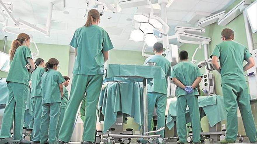El centro de cirugía de Cáceres investiga nuevas tecnologías contra el cáncer de colon