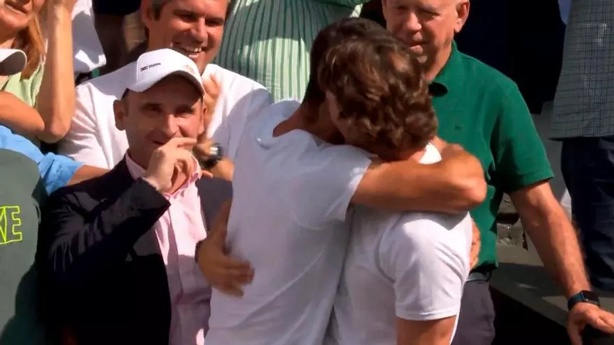 Alcaraz celebr車 con su equipo y con sus familiares su segundo Wimbledon