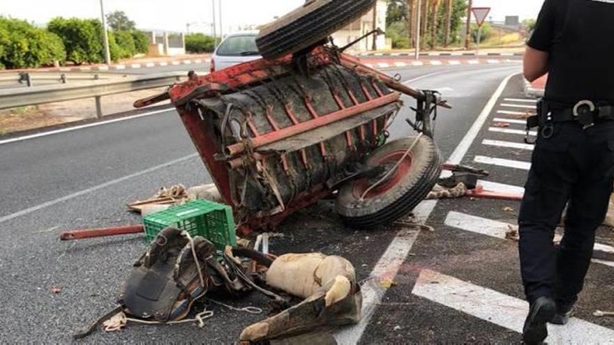 El carromato se vio gravemente afectado tras el choque.