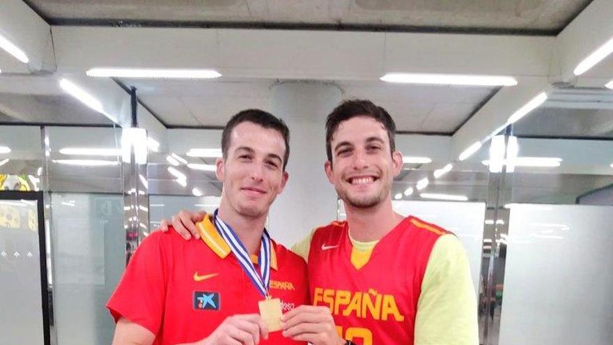 Marc GarcÃ­a, posa con su hermano Sergi en Son Sant Joan.