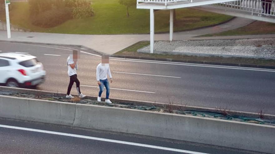 Jugarse la vida a tan solo unos metros del paso elevado en A Coruña