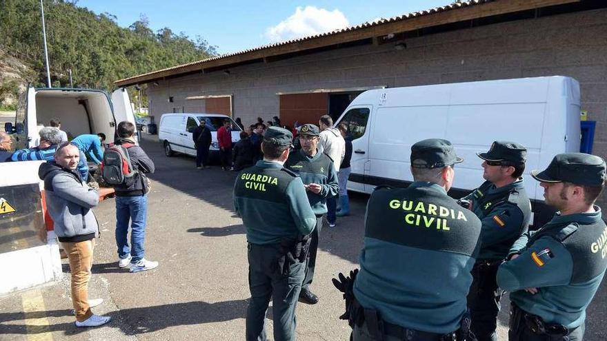 Agentes de la Guardia Civil en la lonja de Campelo. // Gustavo Santos