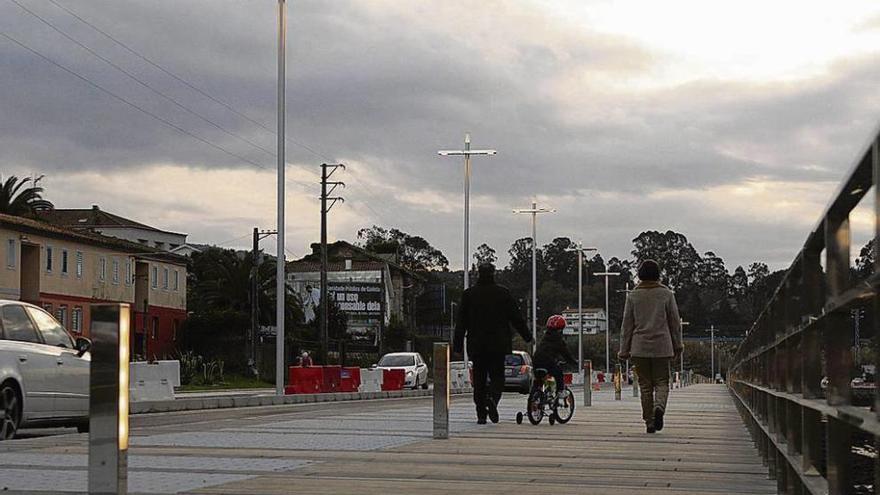 El paseo actual por la PO-11 solo llega hasta la rotonda de Malvar. // Gustavo Santos