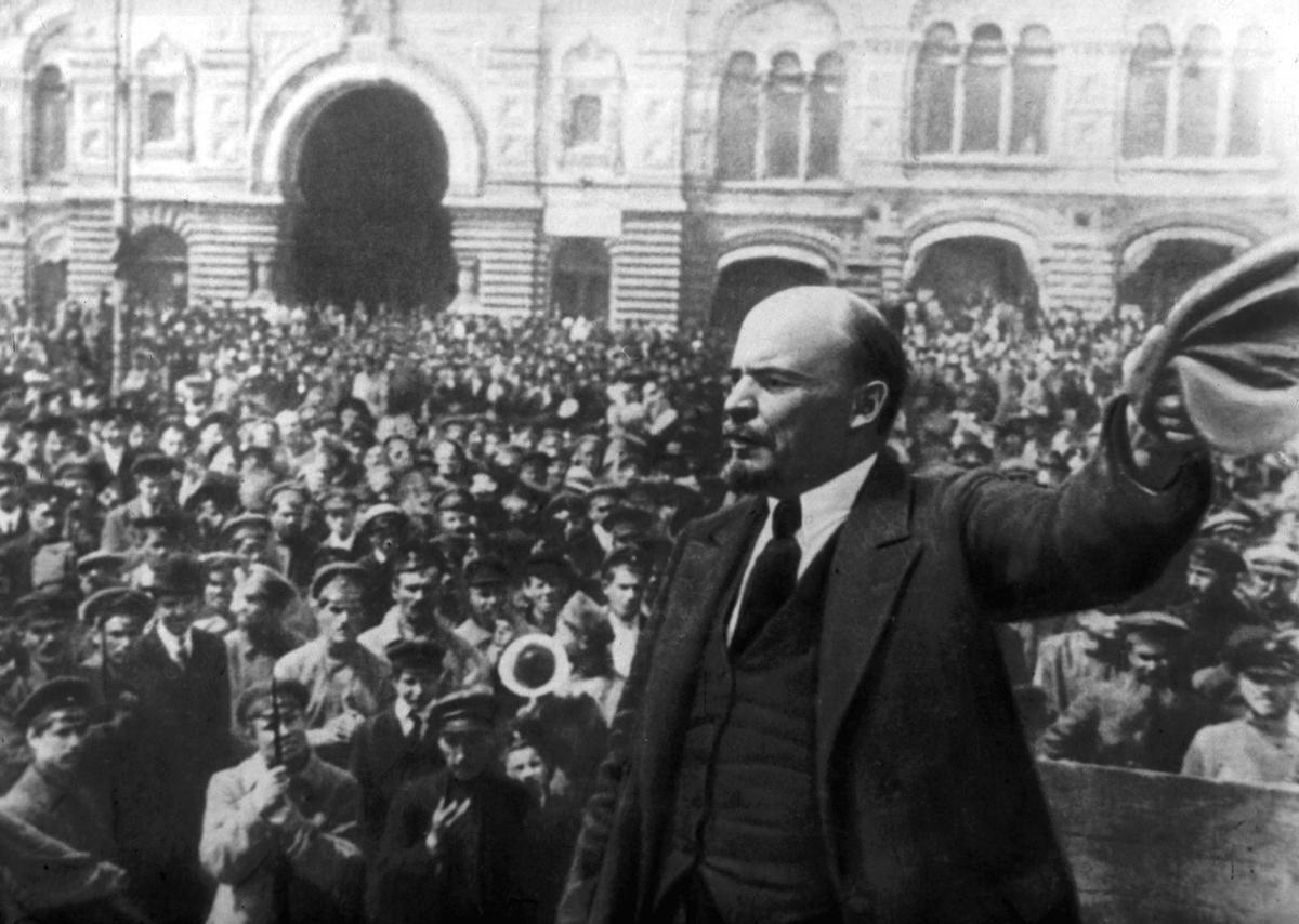 Lenin arengando a las masas.