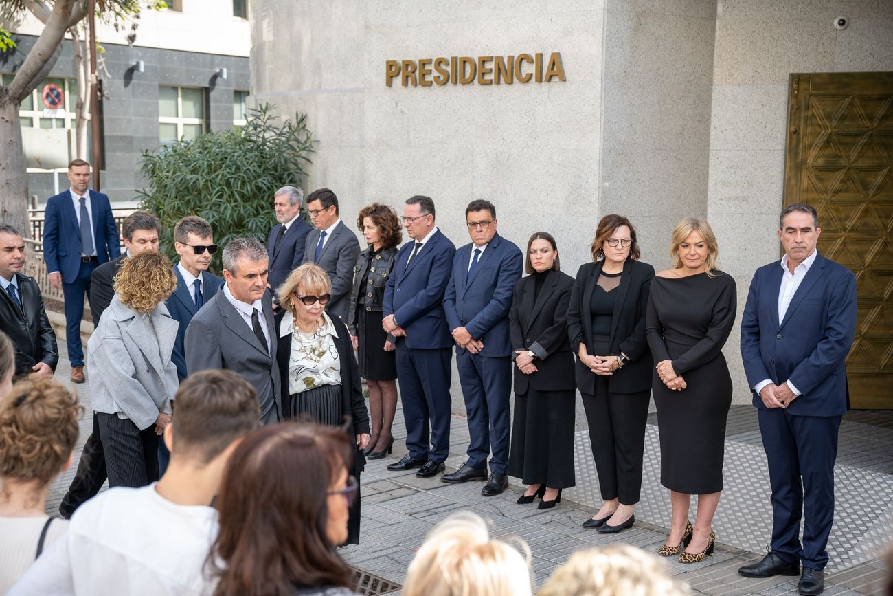 El féretro de Lorenzo Olarte llega a la Presidencia del Gobierno en Las Palmas de Gran Canaria