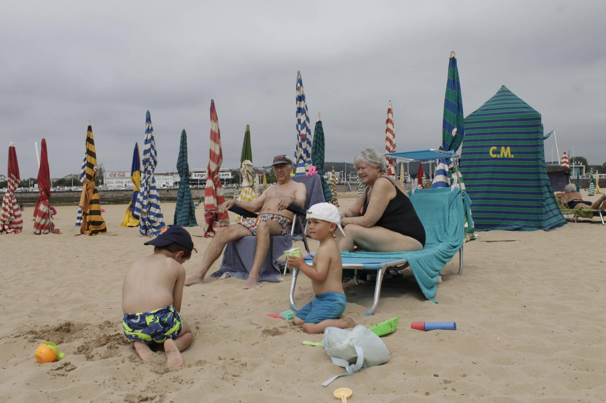 En imágenes: El verano asoma en la playa de San Lorenzo