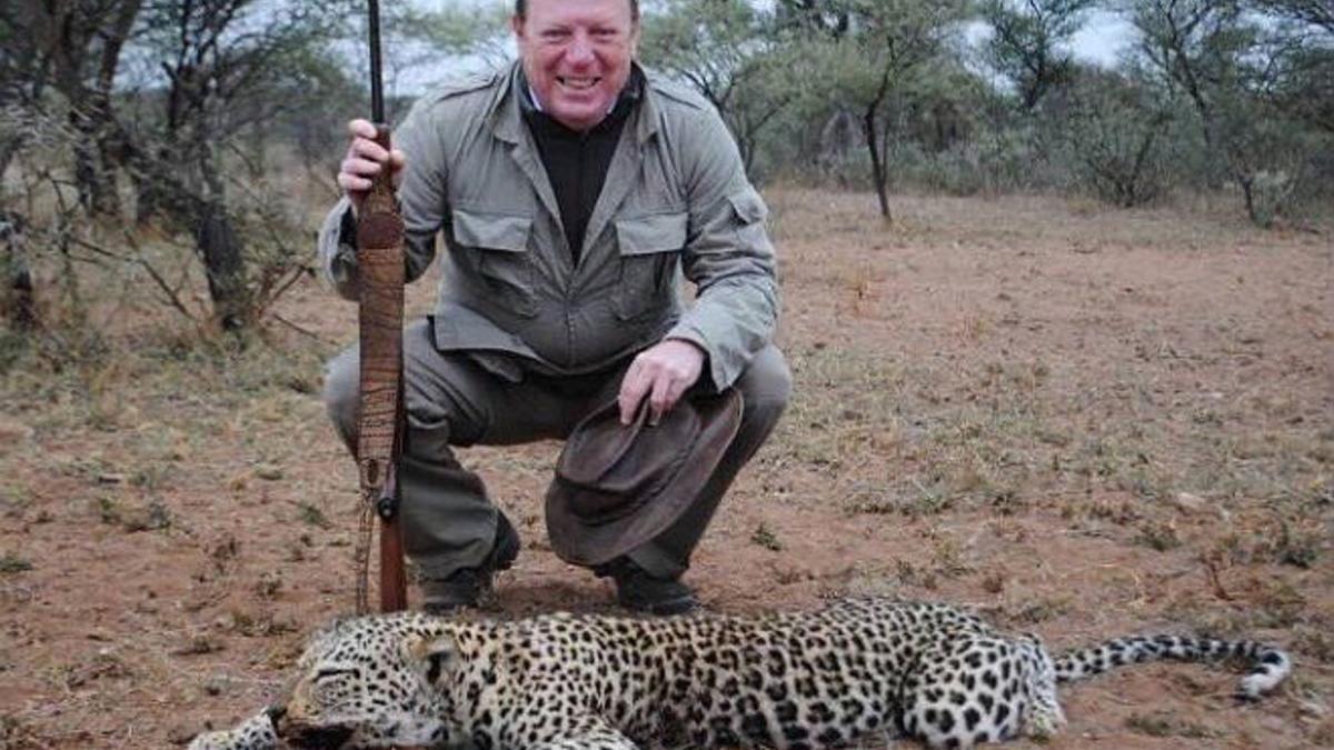 César Cadaval posa para la foto, rifle en mano, con el leopardo cazado.
