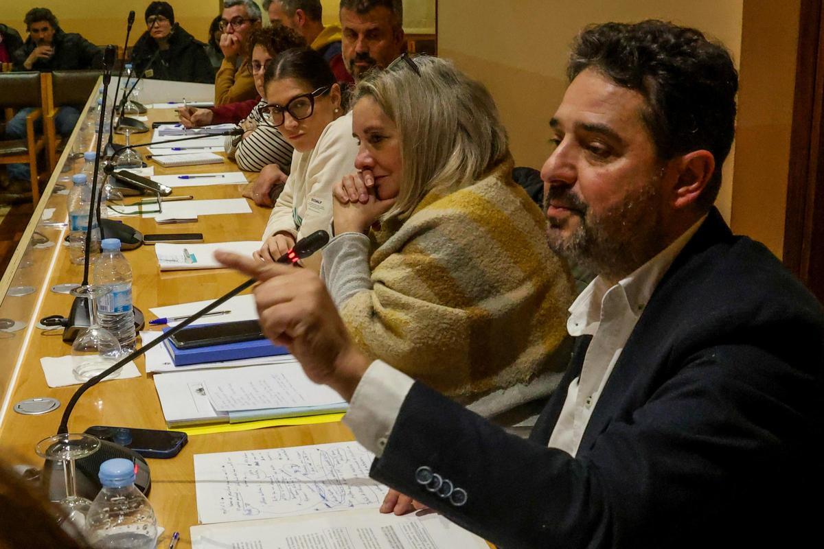 Lamas entre Otero y Leiva durante un pleno de O Grove.