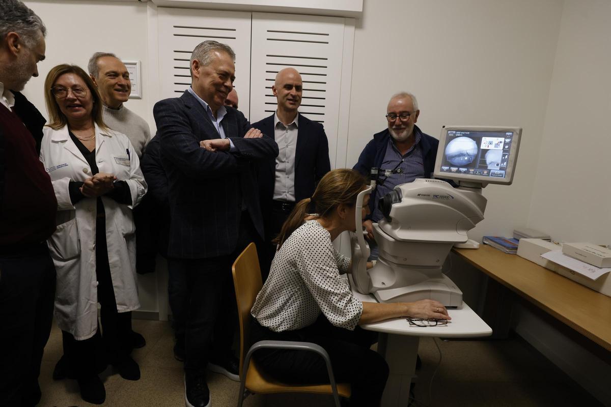 Muestra de cómo funciona el retinógrafo.