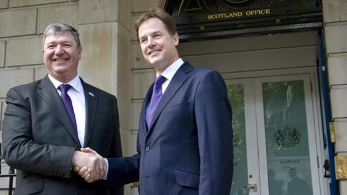 Clegg (derecha) estrecha la mano del nuevo ministro, Alistair Carmichael, en Londres.