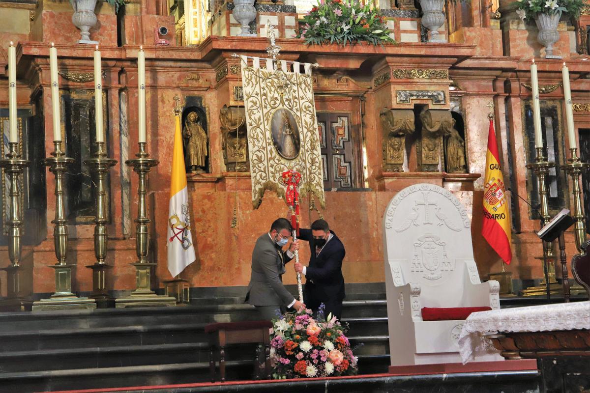 El Simpecado del Rocío en la Catedral El Simpecado del Rocío en la Catedral