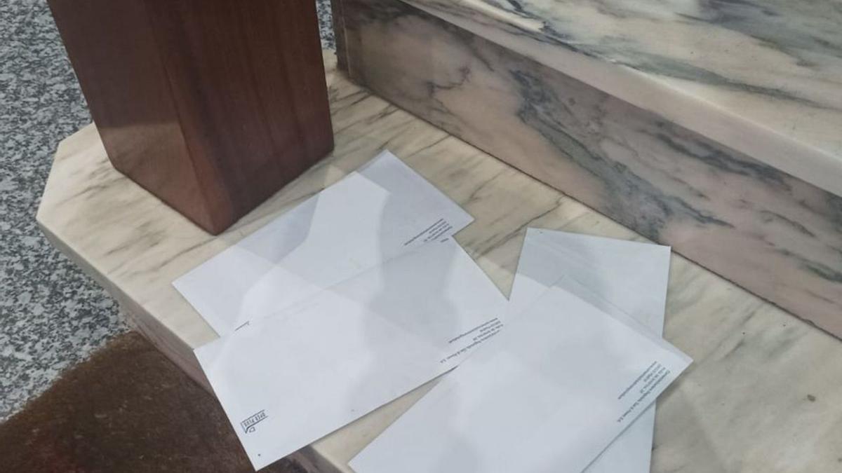 Cartas tiradas en la escalera de una vivienda en Lalín.