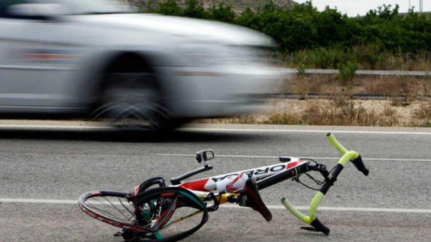 Tres ciclistas atropellados en la capital.